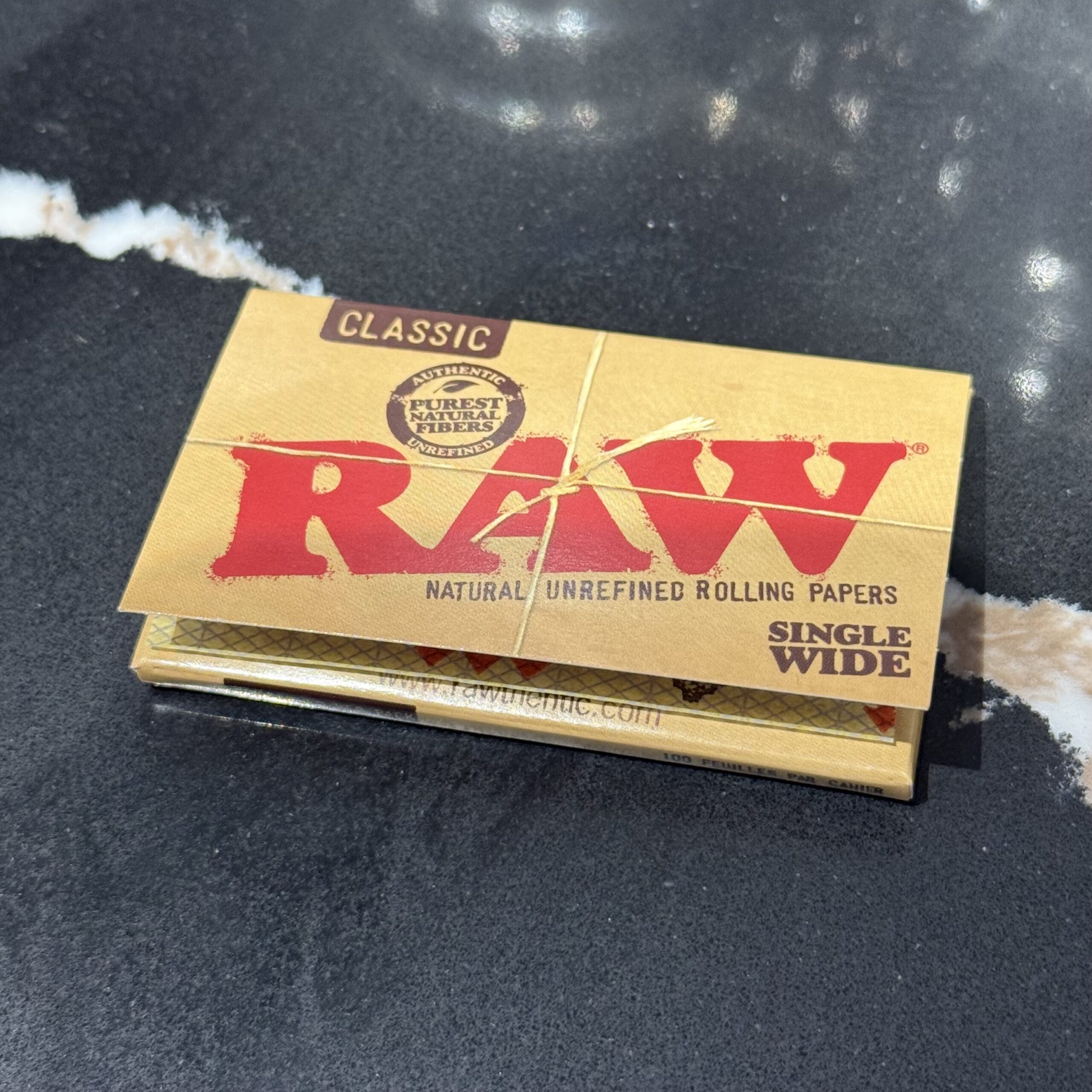 RAW Classic natural unrefined rolling paper –  Single Wide (70mm)
